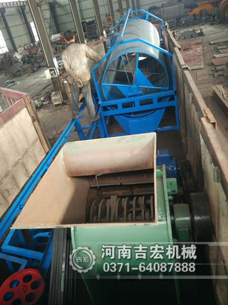 磚廠煤矸石粉碎機(jī)生產(chǎn)線(xiàn)設(shè)備發(fā)貨現(xiàn)場(chǎng)