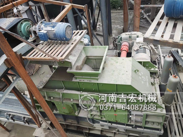 重慶1610瓜米石對輥制砂機生產現(xiàn)場