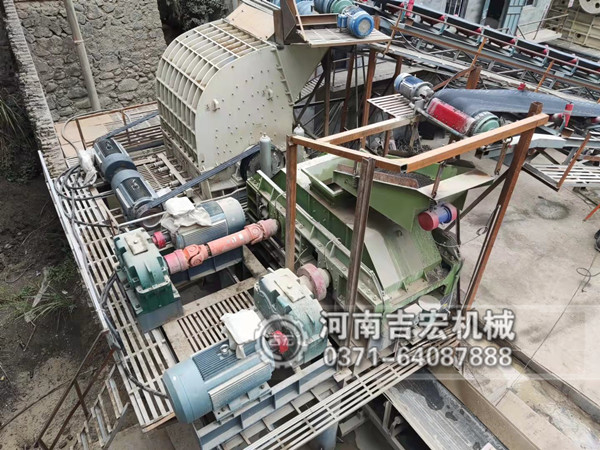 重慶1610瓜米石對輥制砂機生產現(xiàn)場