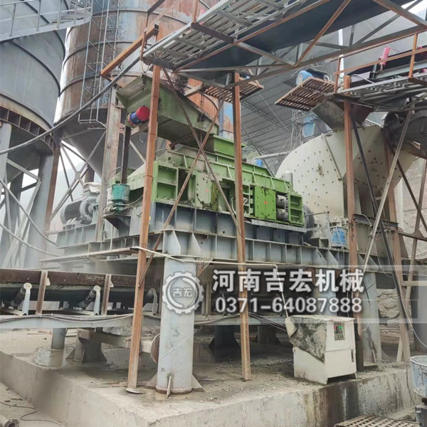重慶1610瓜米石對輥制砂機生產現(xiàn)場