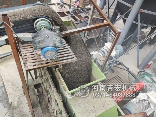重慶1610瓜米石對輥制砂機生產現(xiàn)場
