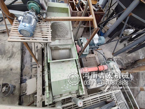 重慶1610瓜米石對輥制砂機生產現(xiàn)場
